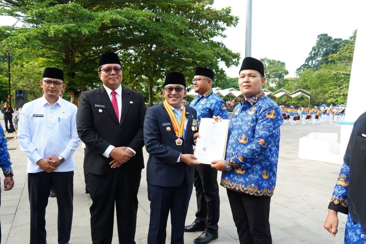 Bupati foto dengan salah seorang PPPK Paruh waktu usai pelantikan. (chandra antoni)